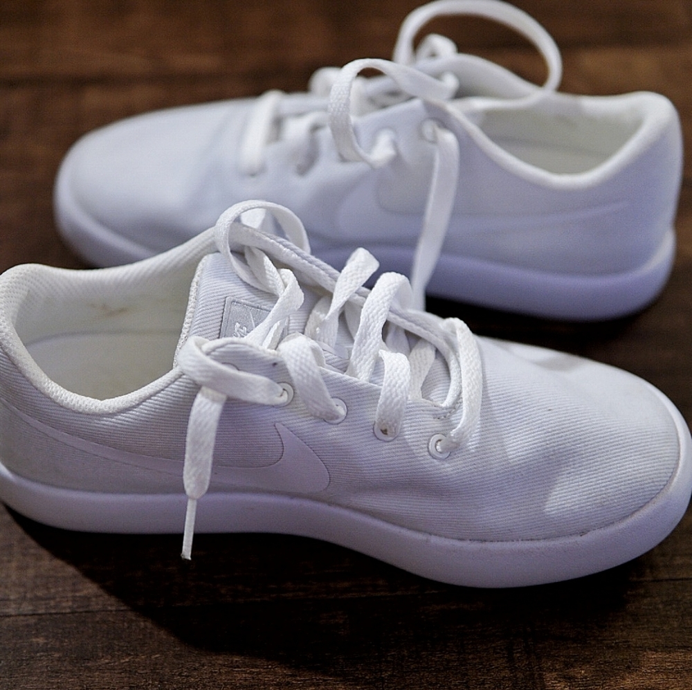 Nike white sneakers super lightweight